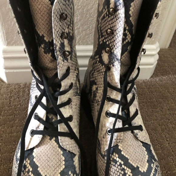 Authentic good condition Stuart Weitzman Mckenzee Python Snake Size 9